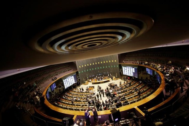 La Cámara de Diputados de Brasil en el Congreso Nacional en Brasilia, jul 13, 2016. Los legisladores brasileños reeligieron el jueves a un cercano aliado del presidente Michel Temer como máxima autoridad de la Cámara de Diputados, lo que confirma la mayoría oficialista en el recinto y aumenta las posibilidades de que se apruebe un plan de reformas fiscales impopulares que impulsa el Gobierno. REUTERS/Ueslei Marcelino