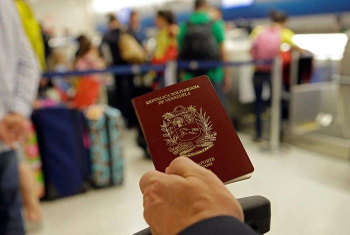 “Secuestrados” en nuestro propio país: Hasta los pasaportes escasean por la crisis