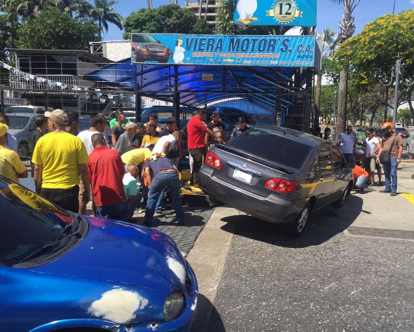 Valencia, Venezuela: Un choro fugado y el otro atropellado cuando una de las víctimas se cansó (FOTO)