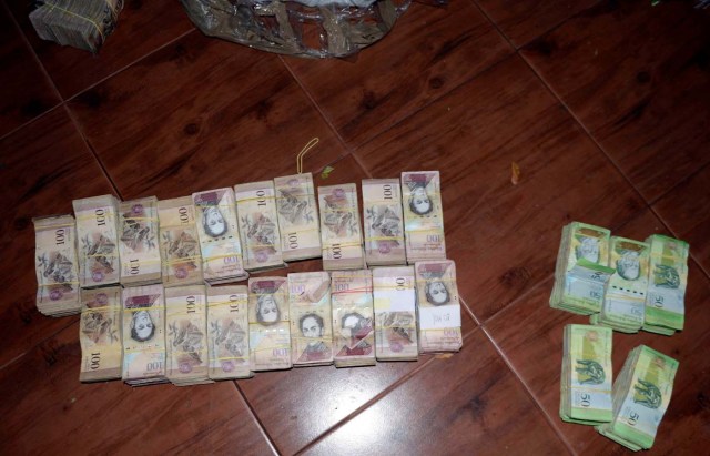 Picture of 50 and 100-Venezuelan Bolivar bills, part of a hoard weighing about 30 tons seized by Paraguay's National Police at a house in Salto del Guaira, department of Canindeyu in the border with Brazil, about 420 km east of Asuncion, on February 14, 2017. In January Venezuela released new bigger denomination banknotes as President Nicolas Maduro wanted to scrap the 100-bolivar note, claiming they are being hoarded by "mafias." / AFP PHOTO / STR