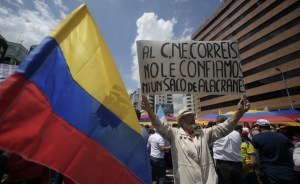 Ecuatorianos denuncian fraude: Sociedad civil capta irregulares con actas abiertas en el CNE (VIDEOS)