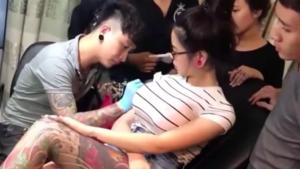 ¡Tremendo susto! Le explotó el seno mientras se tatuaba (Video)