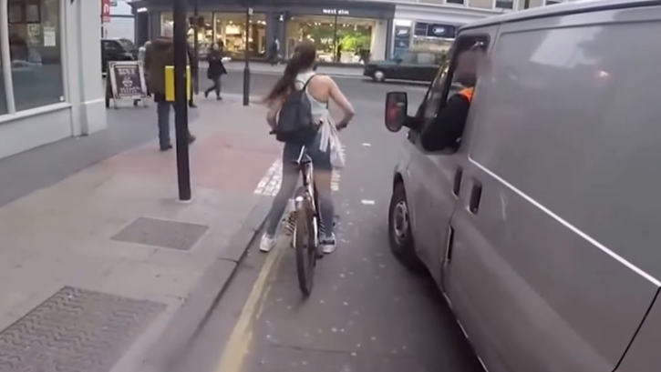 Los motorizados de Caracas se quedaron gafos ante la venganza de esta ciclista inglesa (Video)