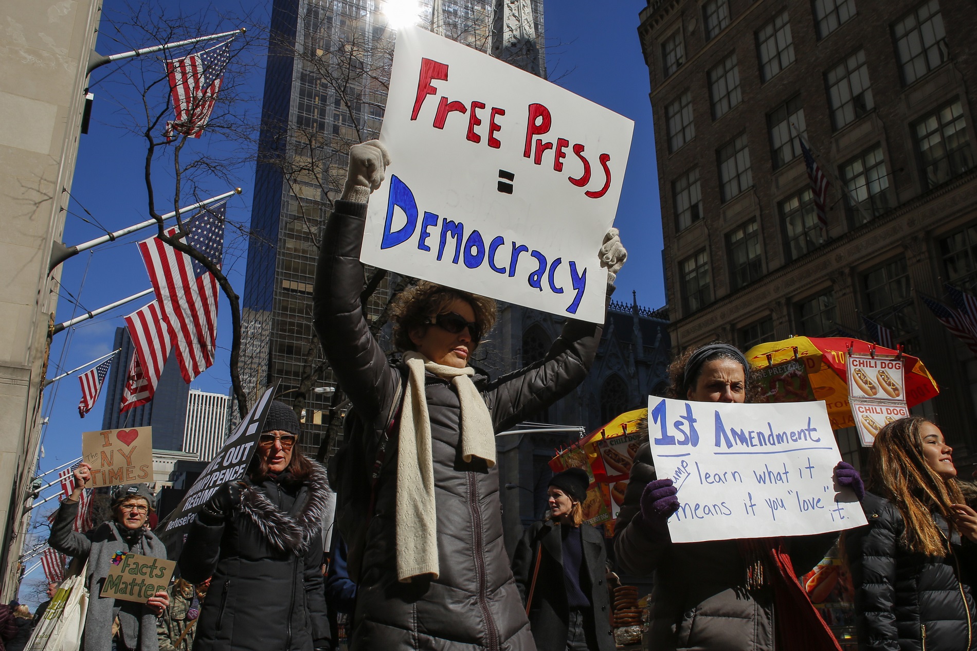 Primera manifestación en Nueva York para apoyar a la prensa frente a Trump