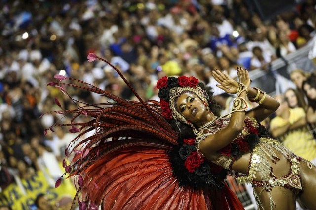 Integrantes de la escuela de samba del Grupo Especial Vai-Vai hoy, domingo 26 de febrero de 2017, en la celebración del carnaval en el sambódromo de Anhembí en Sao Paulo (Brasil). EFE/Fernando Bizerra Jr