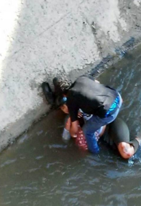 Bomberos rescatan a un motorizado que cayó al río Guaire (+Fotos)