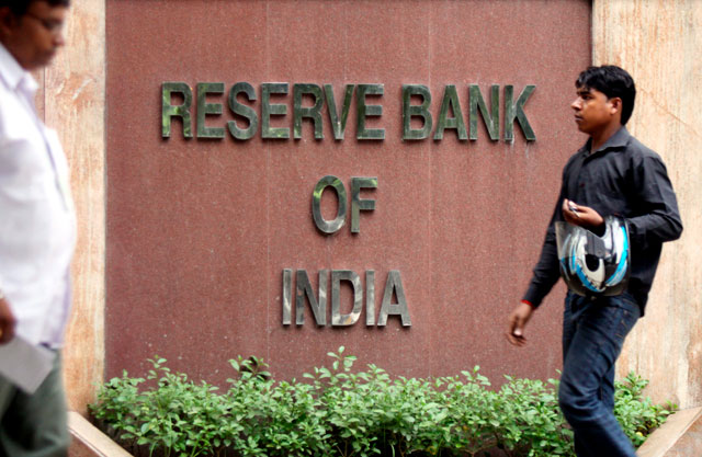 Bancos indios en huelga por pérdidas millonarias tras retirada de billetes