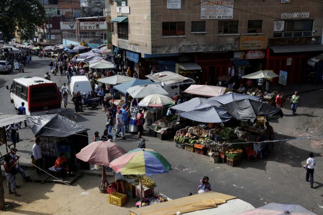 A view shows a street market at El Cristo square in the slum of Petare, in Caracas, Venezuela February 24, 2017. Picture taken February 24, 2017. REUTERS/Marco Bello