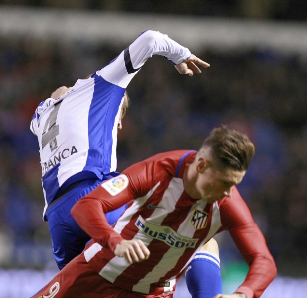 GRA585. A CORUÑA, 02/03/2017.- El delantero del Atlético de Madrid, Fernando Torres (d), cae tras sufrir un golpe con el centrocampista del Deportivo de la Coruña, Alejandro Bergantiños, durante el encuentro correspondiente a la jornada 25 de primera división, que han disputado esta noche frente al Deportivo de la Coruña en el estadio de Riazor, en la capital gallega. EFE / Cabalar.