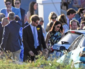 El príncipe Harry y Meghan Markle asisten juntos a una boda (fotos)