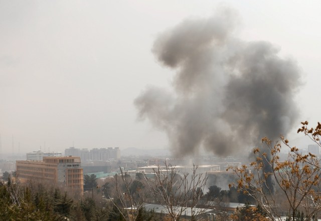 Smoke rises from a military hospital area at the site of blast and gunfire in Kabul, Afghanistan March 8, 2017.  REUTERS/Mohammad Ismail