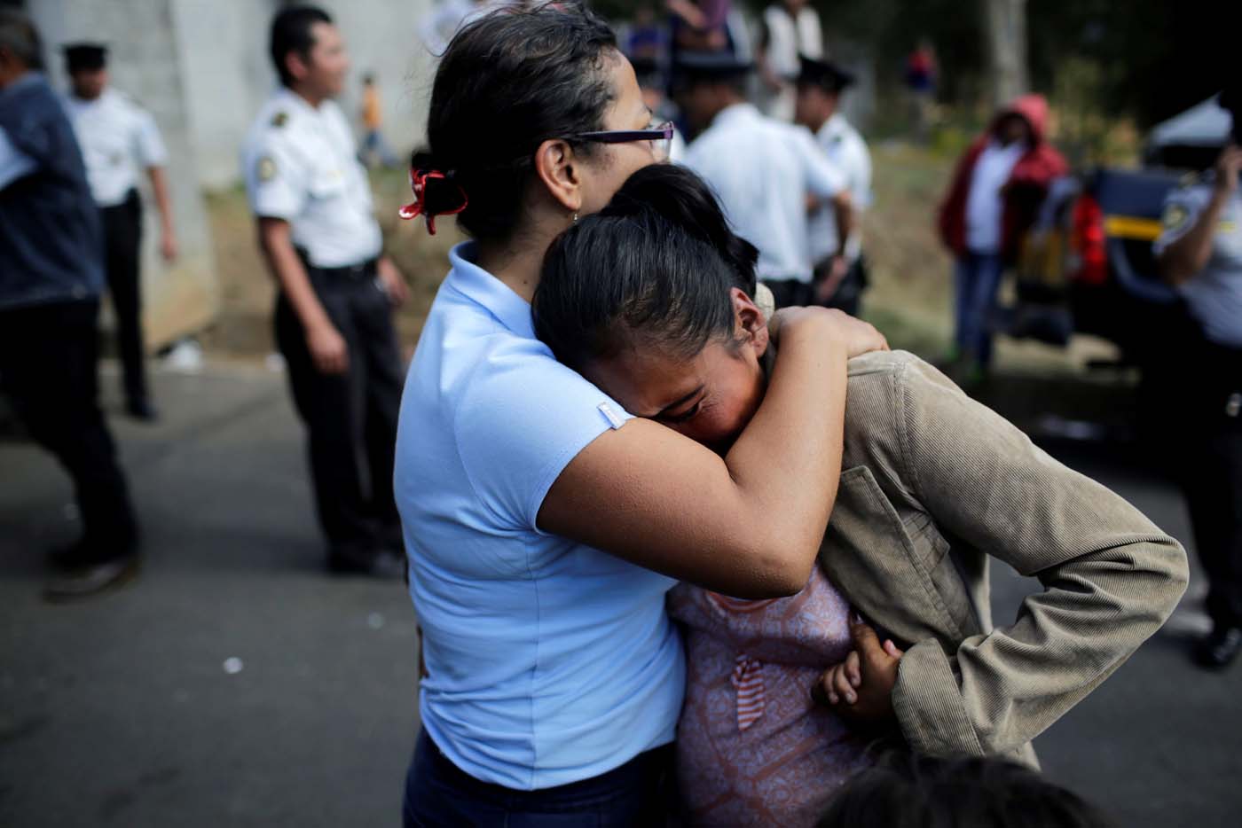 Sube a 30 número de niñas muertas por incendio provocado en albergue en Guatemala