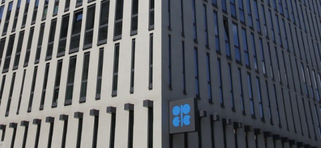 La sede de la OPEP en Viena, mayo 29, 2013. Kuwait quiere que un acuerdo global de reducción de la producción petrolera se extienda más allá de junio, con el fin de darle equilibrio al mercado y llevar los precios del crudo a un nivel aceptable, dijo el lunes el ministro de Petróleo kuwaití.REUTERS/Leonhard Foeger