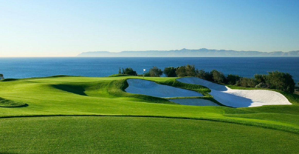 Activistas podaron mensaje en campo de golf de Trump en California (Video)