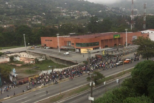 Lunes de colas en Mérida para comprar algo de comida (Foto)