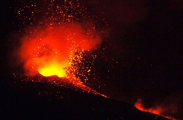 Diez heridos por erupción del volcán Etna en Italia (Video)