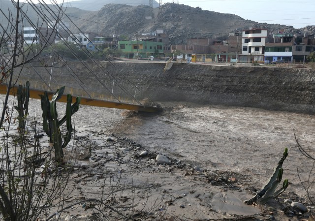 REFILE - CORRECTING NAME OF THE RIVER A collapsed bridge is seen after the Huaycoloro river overflooded its banks sending torrents of mud and water rushing through the streets in Huachipa, Peru, March 17, 2017. REUTERS/Guadalupe Pardo