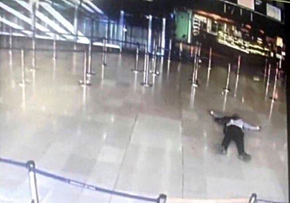 Atacante de aeropuerto parisino estaba bajo efectos de alcohol y drogas (fuente judicial)
