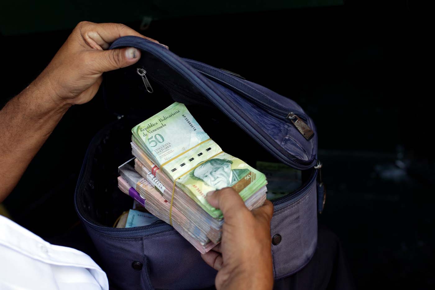 Venezolanos no saben qué hacer con los billetes viejos frente a la reconversión del #20Ago
