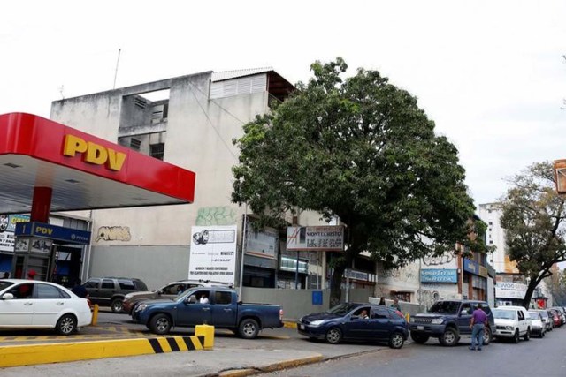 Personas hacen filas para llenar los estanques de sus autos en una estación gasolinera de la estatal PDVSA en Caracas, Venezuela, Marzo 22, 2017. Cientos de venezolanos hacían colas el miércoles para surtir gasolina en las estaciones de servicio del miembro de la OPEP, frente a un pico de desabastecimiento ocasionado por una mezcla de factores como caída en la producción de crudo, disminución de las importaciones de productos y fallas en la refinación. REUTERS/Carlos Garcia Rawlins