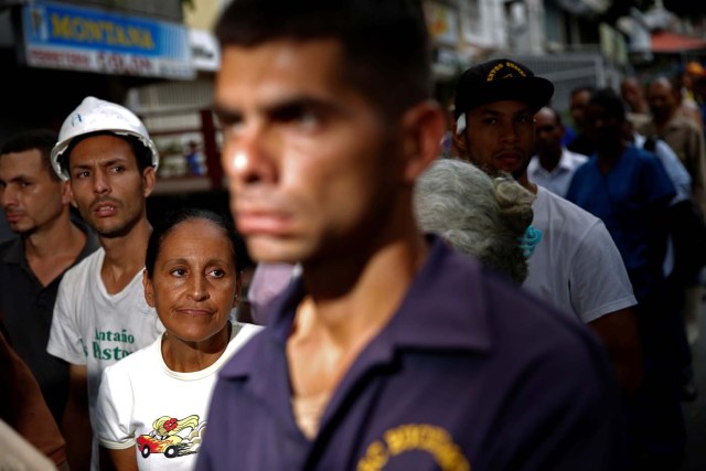 People queue on the street as they try to buy bread outside a bakery in Caracas, Venezuela July 21, 2016. REUTERS/Carlos Garcia Rawlins SEARCH "GARCIA QUEUEING" FOR THIS STORY. SEARCH "WIDER IMAGE" FOR ALL STORIES.