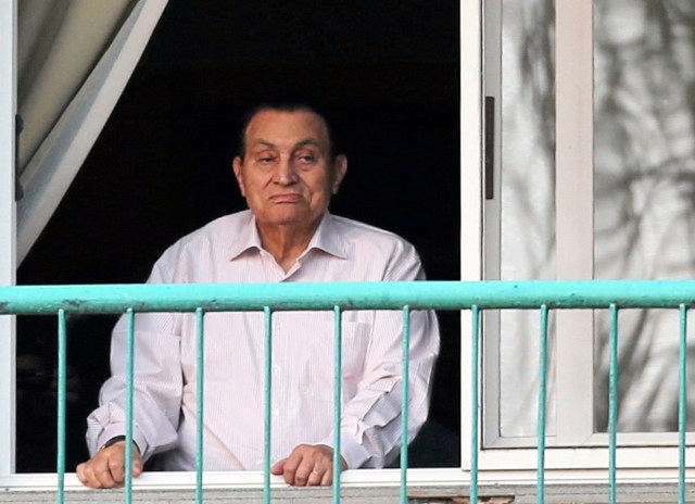 FILE PHOTO - Ousted Egyptian president Hosni Mubarak looks towards his supporters outside the area where he is hospitalized during the celebrations of the 43rd anniversary of the 1973 Arab-Israeli war, at Maadi military hospital on the outskirts of Cairo, Egypt October 6, 2016. REUTERS/Mohamed Abd El Ghany/File Photo