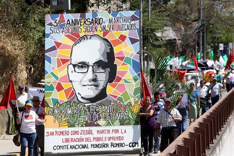 Beato Romero toma las calles de El Salvador reencarnado en cientos de fieles