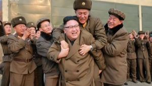 Quién es el hombre que se atrevió a subirse a caballito de Kim Jong-un