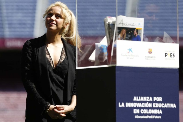 Colombian singer and founder of Colombian NGO, Fundacion Pies Descalzos, Shakira Mebarak, stands at the Camp Nou stadium in Barcelona on March 28, 2017 during the presentation of the project to build a new school in the restive region of Barranquilla (Colombia), in collaboration with the foundations of FC Barcelona and La Caixa. / AFP PHOTO / PAU BARRENA