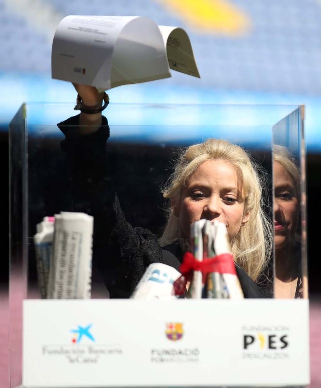 Colombian singer Shakira takes part of in a charity event with FC Barcelona at Camp Nou stadium in Barcelona, Spain March 28, 2017. REUTERS/Albert Gea