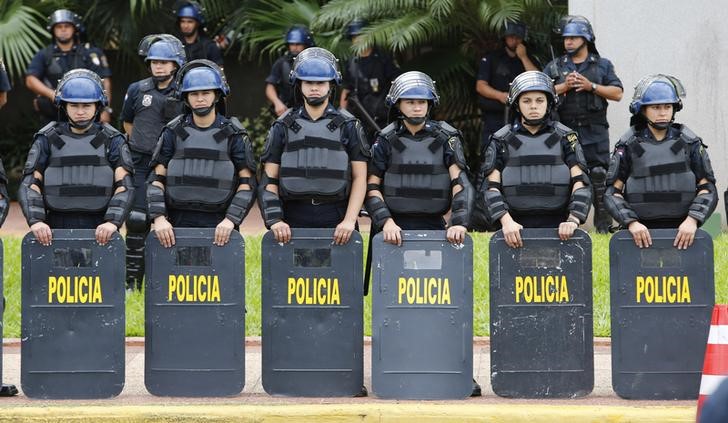 Congreso paraguayo amanece rodeado de agentes en medio de tensión por reelección