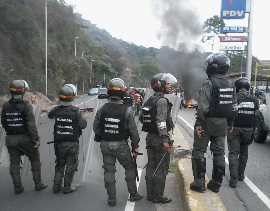 Vecinos protestan en Paracotos por muerte de detenido en calabozo de la GNB (Fotos)