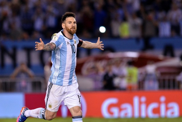 -FOTODELDIA- BAS01. BUENOS AIRES (ARGENTINA), 23/03/2017.- El jugador Lionel Messi celebra la anotación de un gol ante Chile hoy, jueves 23 de marzo de 2017, durante el partido entre Argentina y Chile, por las eliminatorias al mundial de fútbol Rusia 2018, que se juega en el estadio Monumental de Buenos Aires (Argentina). EFE/Juan Ignacio Roncoroni