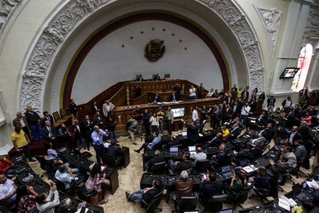 CAR11. CARACAS (VENEZUELA), 05/04/2017.- Diputados de la Asamblea Nacional votan hoy, miércoles 5 de abril de 2017, durante un sesión del Parlamento en Caracas (Venezuela). El Parlamento venezolano, controlado por la oposición, acordó hoy responsabilizar al presidente del país, el chavista Nicolás Maduro, del supuesto "golpe de estado" perpetrado por el desconocimiento del Poder Legislativo a través de las sentencias del Tribunal Supremo, que le mantiene en "desacato". EFE/CRISTIAN HERNANDEZ