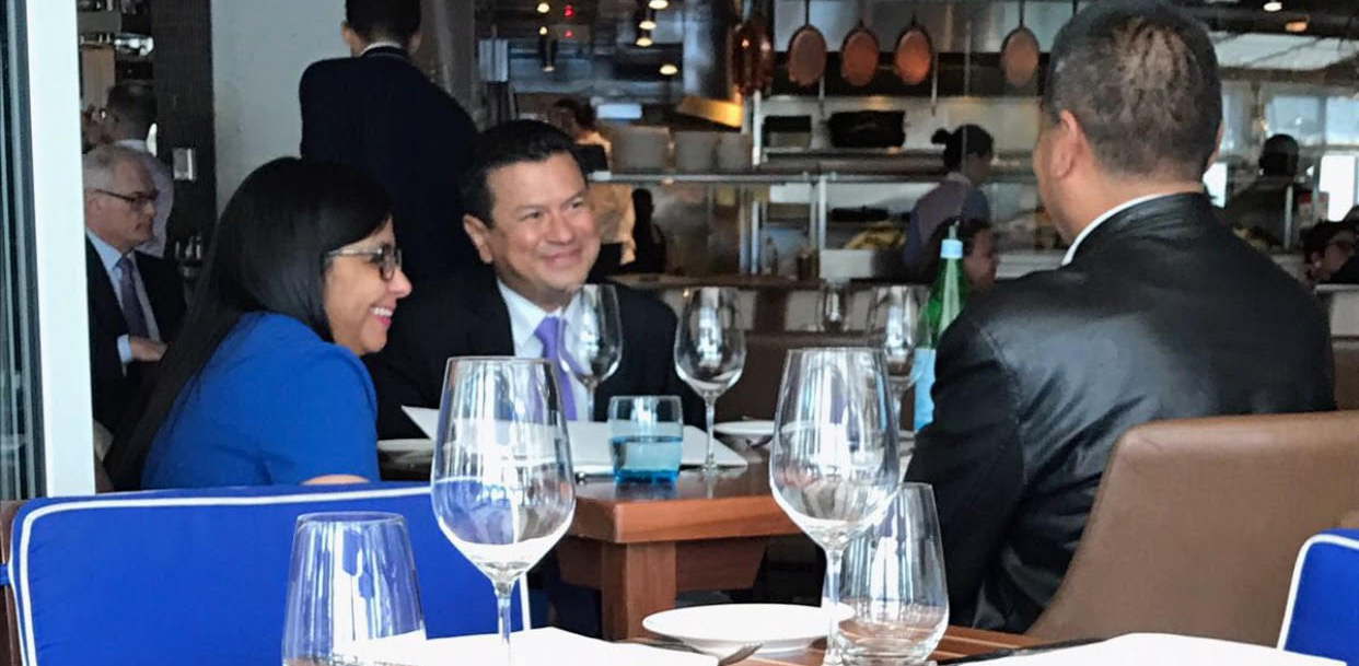 LA FOTO: Mientras esperas “Clap” y sigues en cola… Delcy almuerza divino y con lujo en Washington