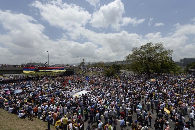 Venezuelan opposition activists gather to protest against the government of President Nicolas Maduro on April 6, 2017 in Caracas. The center-right opposition vowed fresh street protests -after earlier unrest left dozens of people injured - to increase pressure on Maduro, whom they blame for the country's economic crisis. / AFP PHOTO / FEDERICO PARRA