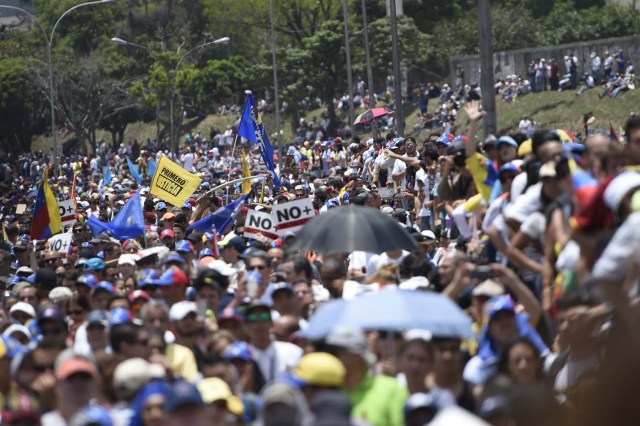 Venezuelan opposition activists gather to protest against the government of President Nicolas Maduro on April 6, 2017 in Caracas. The center-right opposition vowed fresh street protests -after earlier unrest left dozens of people injured - to increase pressure on Maduro, whom they blame for the country's economic crisis. / AFP PHOTO / JUAN BARRETO