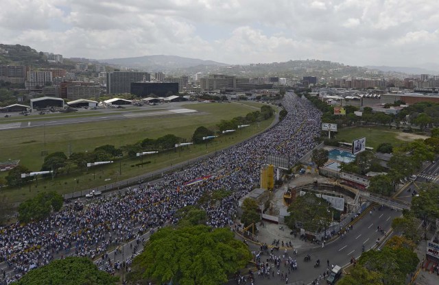 Venezuelan opposition activists gather to protest against the government of President Nicolas Maduro on April 6, 2017 in Altamira,  Chacao municipality, eastern Caracas. The center-right opposition vowed fresh street protests -after earlier unrest left dozens of people injured - to increase pressure on Maduro, whom they blame for the country's economic crisis. / AFP PHOTO / FEDERICO PARRA