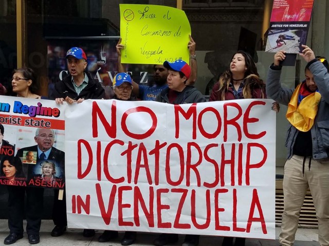 SHM82. NUEVA YORK (NY, EEUU), 03/04/2017.- Un grupo de venezolanos sostiene una pancarta que reza "No más dictadura en Venezuela", durante una manifestación hoy, lunes 3 de abril 2017, frente al consulado de su país en Nueva York, para pedir libertad y la intervención de organismos internacionales para restaurar la democracia en esa nación. "Venezuela, genocidio silencioso", "No más dictadura en Venezuela", "Libertad para los prisioneros políticos" o "Fuera el comunismo de Venezuela", eran algunos de los mensajes que alrededor de medio centenar de venezolanos llevaron a la protesta. EFE/Ruth E. Hernández