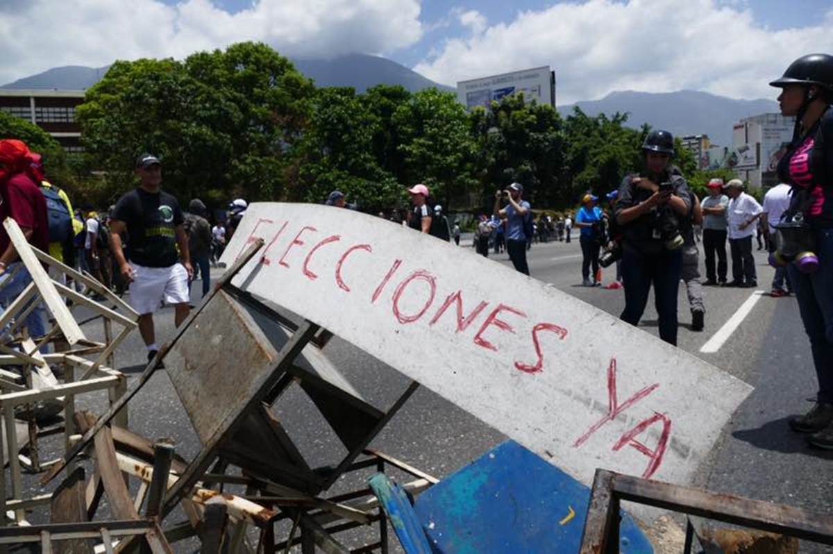 Manifestantes colocan barricada en la autopista Francisco Fajardo (Fotos)