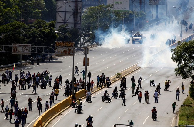 Demonstrators clash with riot police during a rally in Caracas, Venezuela, April 8, 2017. REUTERS/Christian Veron