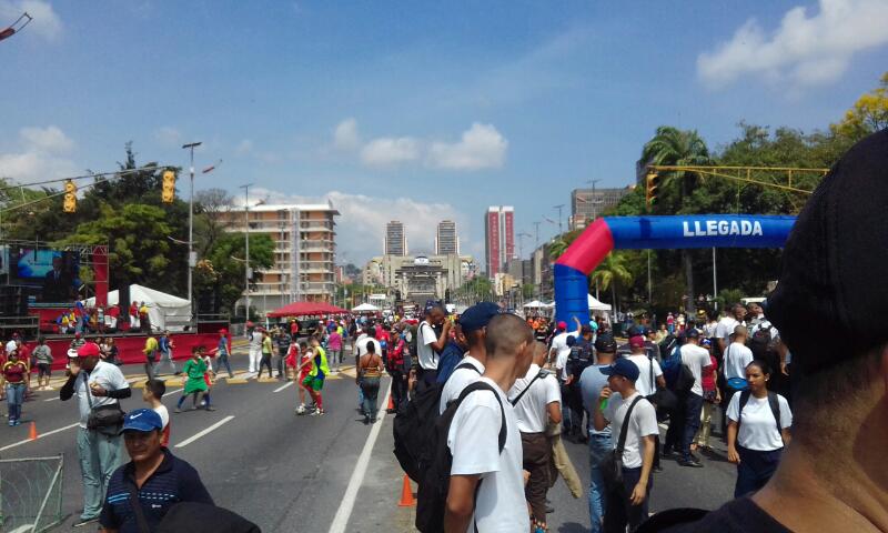 ¡TRES GATOS! Así está la convocatoria chavista en la Avenida Bolívar de Caracas (fotos)