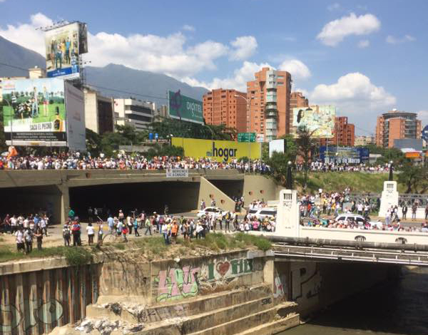 Manifestación opositora retrocede hasta El Rosal tras fuerte represión (FOTO)