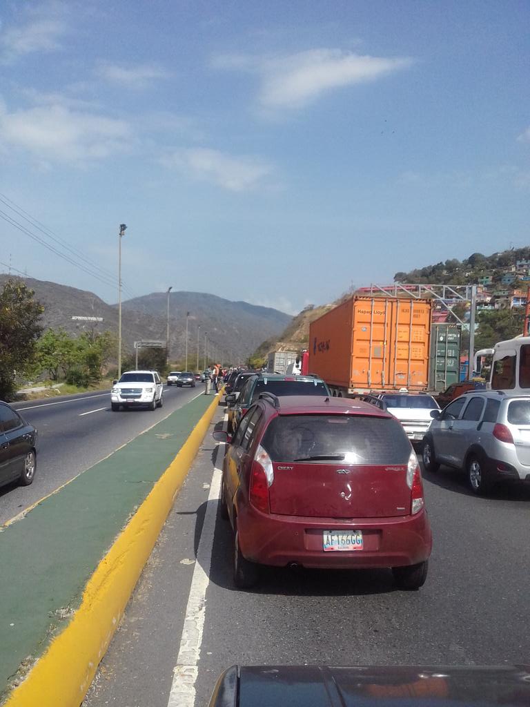 Con la excusa de realizar mantenimiento cierran otra vez la Caracas-La Guaira