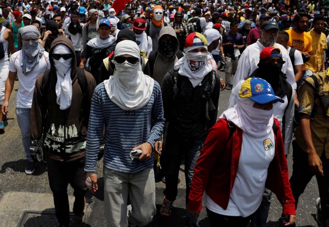 Demonstrators rally against Venezuela's President Nicolas Maduro's government in Caracas, Venezuela April 10, 2017. REUTERS/Carlos Garcia Rawlins