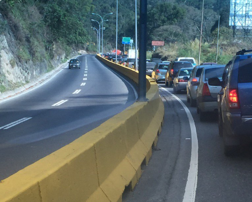 GNB mantiene restringido el paso en la Panamericana a la altura del Ivic (Fotos)