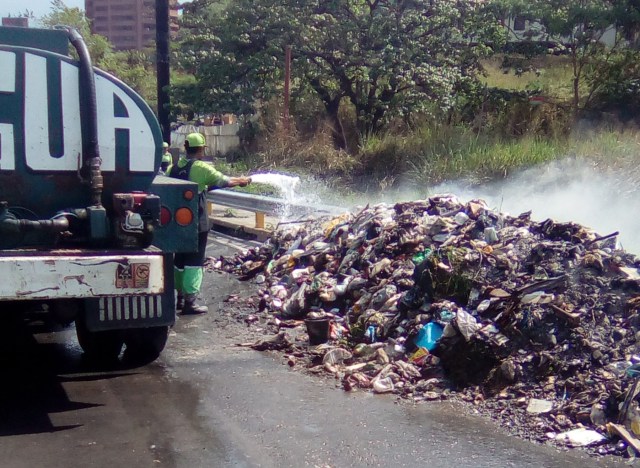 Un camión recolector de basura estuvo a punto de ser secuestrado en Baruta. Foto: Cortesía de Fospuca