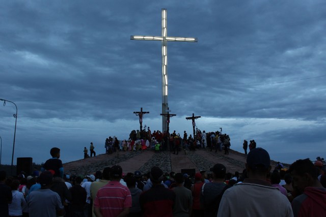 Vecinos del sector El Nazareno de Petare reviven la pasión de Cristo. Foto: Prensa Sucre