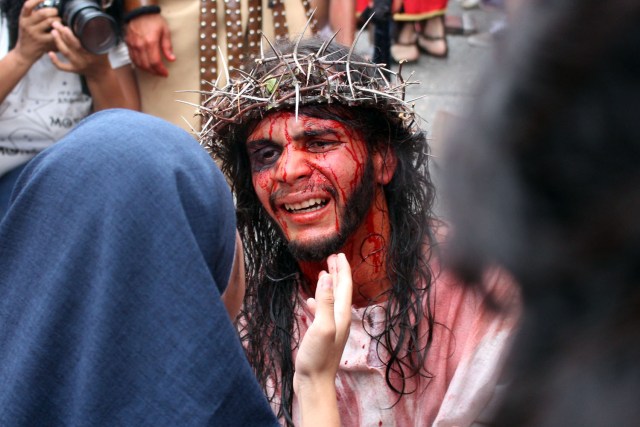 Vecinos del sector El Nazareno de Petare reviven la pasión de Cristo. Foto: Prensa Sucre