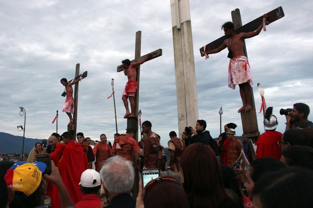 Vecinos del sector El Nazareno de Petare reviven la pasión de Cristo. Foto: Prensa Sucre